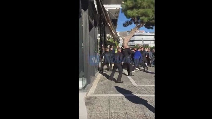 Η στιγμή της σύλληψης του οδηγού που μαχαίρωσε αστυνομικό στη Γλυφάδα (βίντεο)